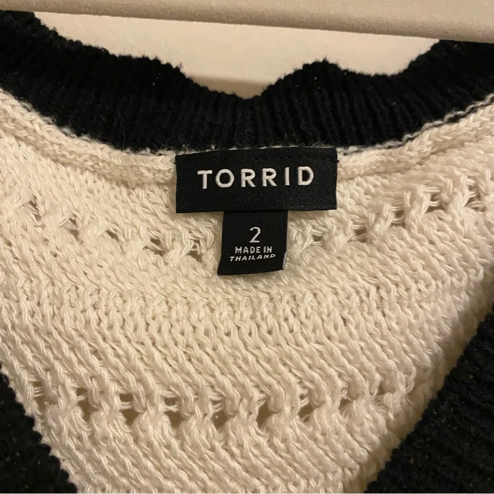 Torrid White and Black Crochet Button Front Tank size 2